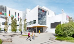 Emily Carr 0562 1080p 2