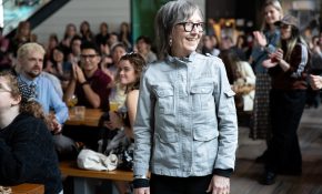 Gaye Fowler receives applause. (Photo by Perrin Grauer)