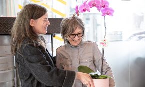 Gaye chats with Trish as she received an orchid. (Photo by Perrin Grauer)